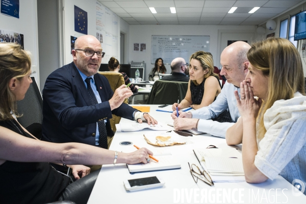 Reunion au QG de campagne d En Marche.