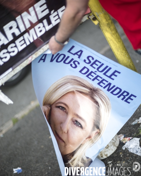 Campagne legislative de Marine Le Pen. Collage d affiches