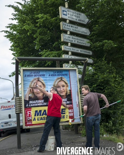 Campagne legislative de Marine Le Pen. Collage d affiches