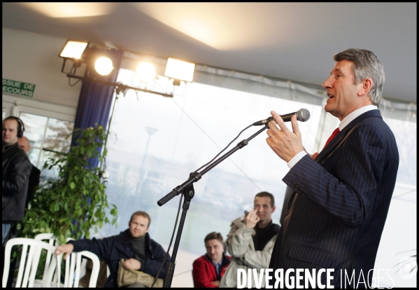 Philippe de villiers en campagne pour l  election presidentielle de 2007.