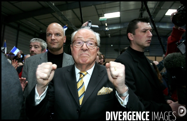 Jean - marie le pen , candidat a l  election presidentielle 2007 en deplacement a nantes .