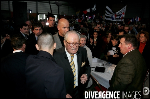 Jean - marie le pen , candidat a l  election presidentielle 2007 en deplacement a nantes .