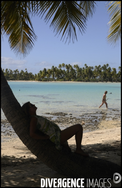 Paysage de polynesie francaise . lagon bleu au large de l atoll de rangiroa dans l ocean pacifique .