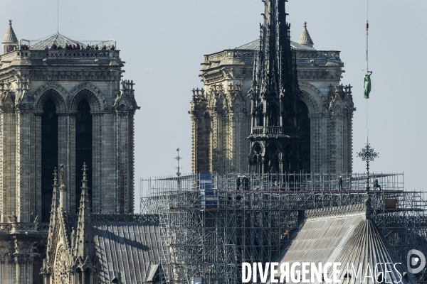 Dépose des 16 statues de la flèche de Notre-Dame de Paris.