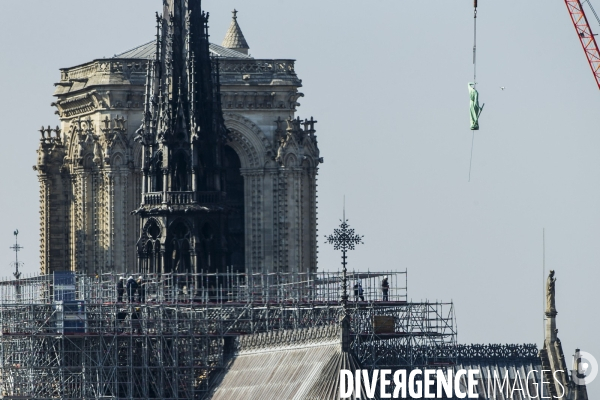 Dépose des 16 statues de la flèche de Notre-Dame de Paris.