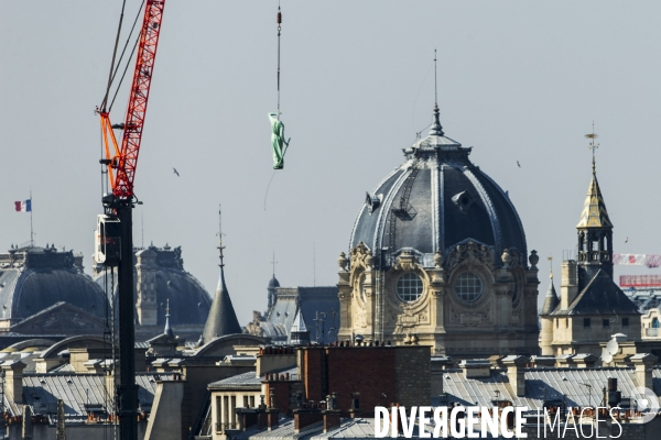 Dépose des 16 statues de la flèche de Notre-Dame de Paris.