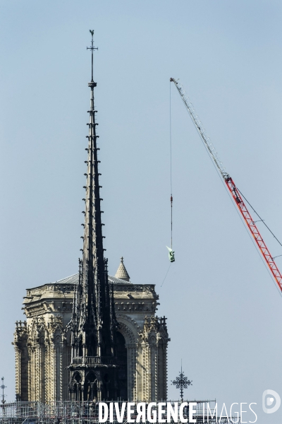 Dépose des 16 statues de la flèche de Notre-Dame de Paris.