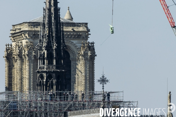 Dépose des 16 statues de la flèche de Notre-Dame de Paris.