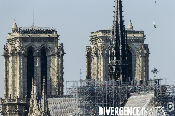 Dépose des 16 statues de la flèche de Notre-Dame de Paris.