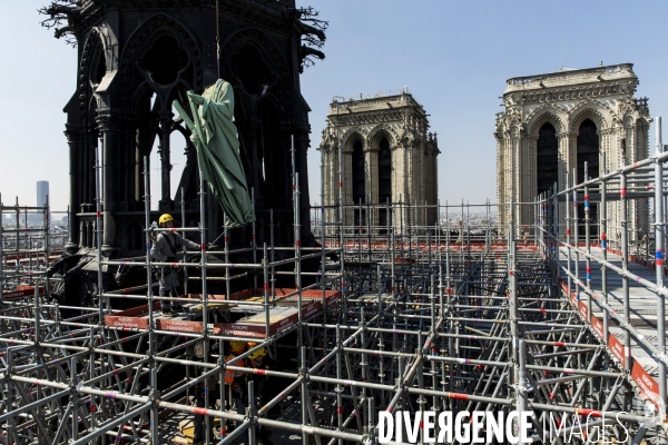 Dépose des 16 statues de la flèche de Notre-Dame de Paris.