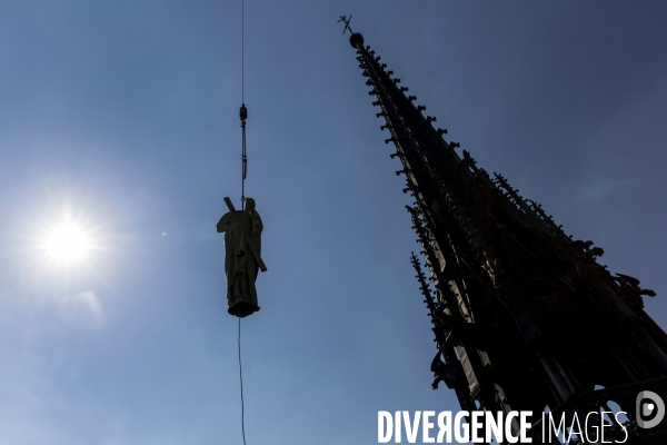 Dépose des 16 statues de la flèche de Notre-Dame de Paris.