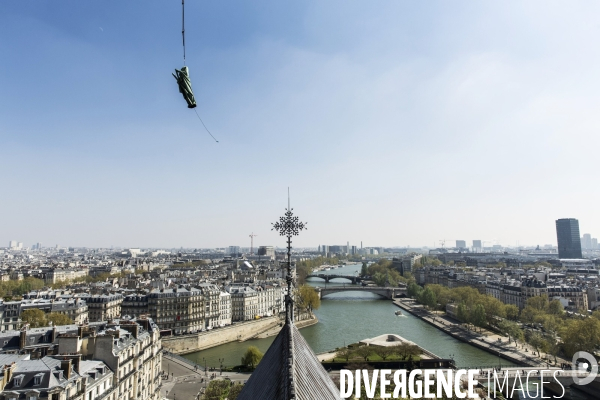 Dépose des 16 statues de la flèche de Notre-Dame de Paris.