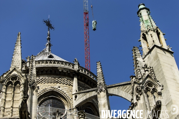 Dépose des 16 statues de la flèche de Notre-Dame de Paris.