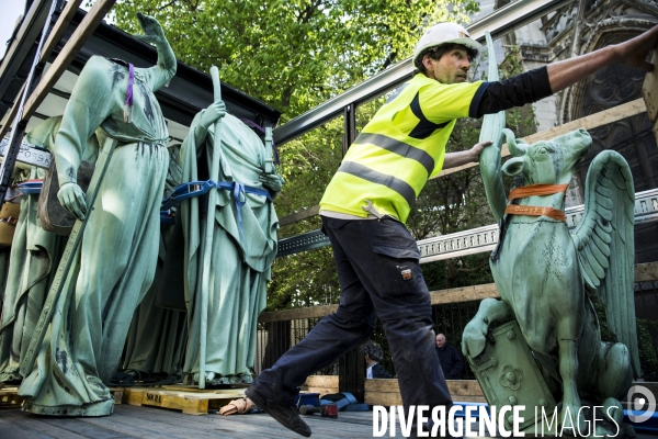 Dépose des 16 statues de la flèche de Notre-Dame de Paris.