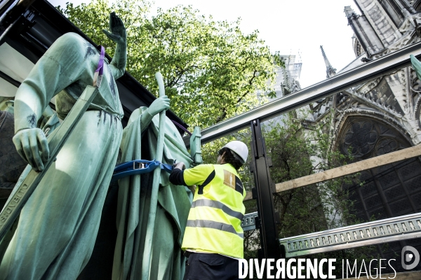 Dépose des 16 statues de la flèche de Notre-Dame de Paris.