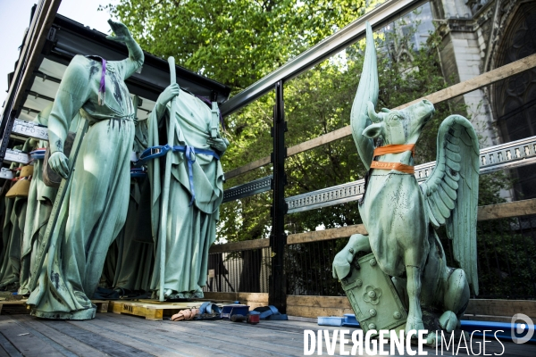 Dépose des 16 statues de la flèche de Notre-Dame de Paris.