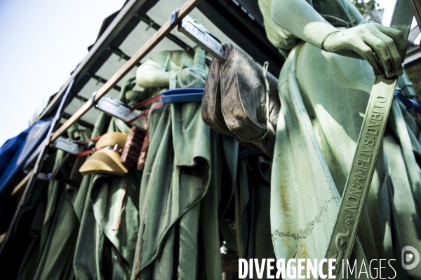 Dépose des 16 statues de la flèche de Notre-Dame de Paris.