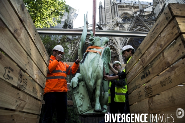 Dépose des 16 statues de la flèche de Notre-Dame de Paris.