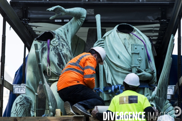 Dépose des 16 statues de la flèche de Notre-Dame de Paris.