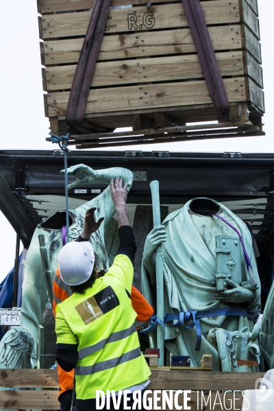 Dépose des 16 statues de la flèche de Notre-Dame de Paris.