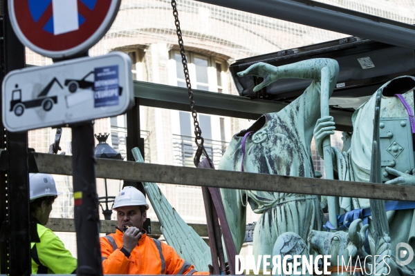 Dépose des 16 statues de la flèche de Notre-Dame de Paris.