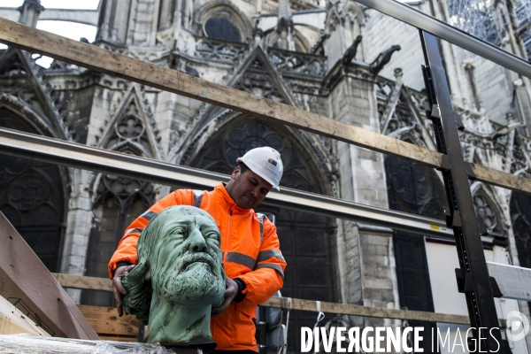 Dépose des 16 statues de la flèche de Notre-Dame de Paris.