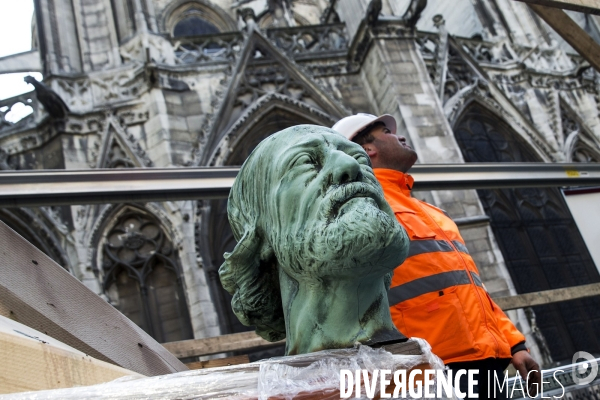 Dépose des 16 statues de la flèche de Notre-Dame de Paris.