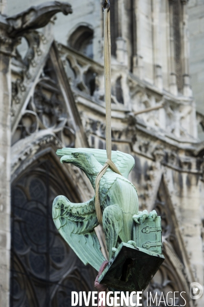 Dépose des 16 statues de la flèche de Notre-Dame de Paris.