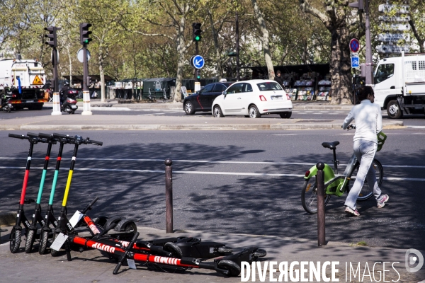 Des trottinettes électriques en libre-service Uber-Jump sur le trottoir.