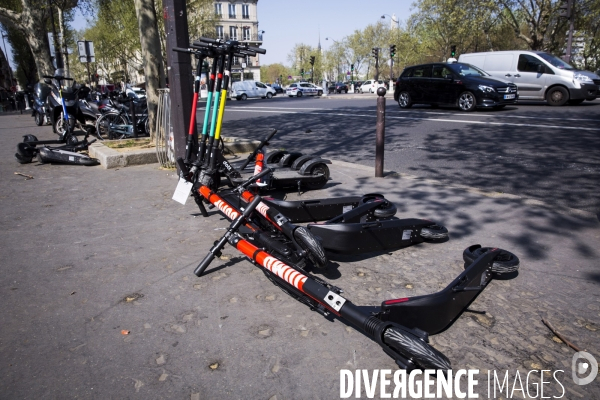 Des trottinettes électriques en libre-service Uber-Jump sur le trottoir.