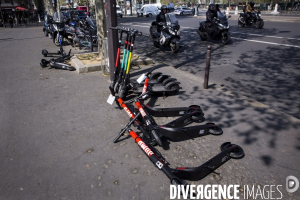 Des trottinettes électriques en libre-service Uber-Jump sur le trottoir.