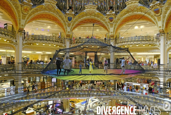 Un trampoline suspendu sous la verriere des Galeries Lafayette