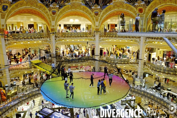 Un trampoline suspendu sous la verriere des Galeries Lafayette