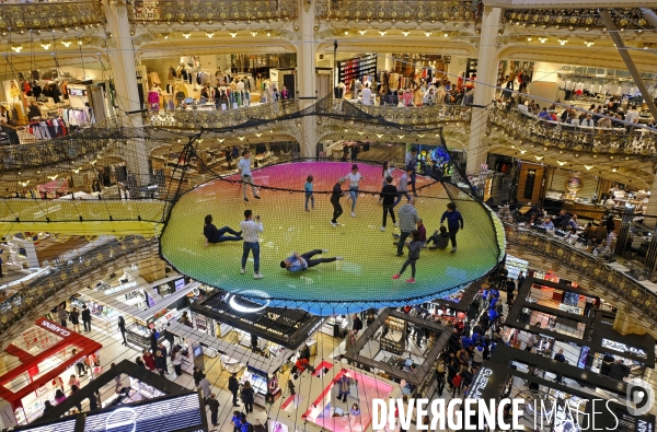 Un trampoline suspendu sous la verriere des Galeries Lafayette