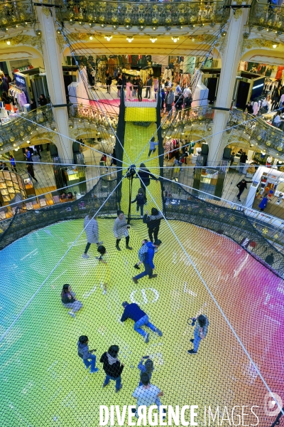 Un trampoline suspendu sous la verriere des Galeries Lafayette