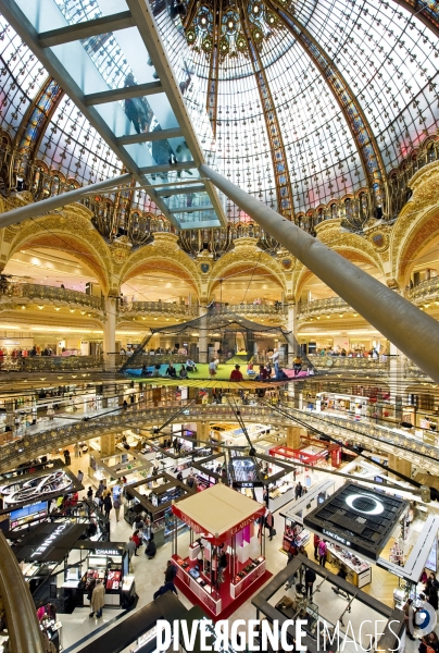 Trampoline et passerelle en verre sous la verriere des Galeries Lafayette