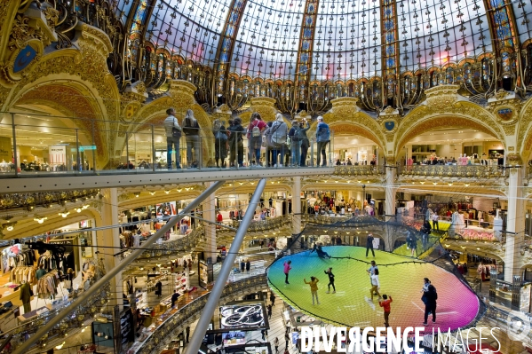 Trampoline et passerelle en verre sous la verriere des Galeries Lafayette