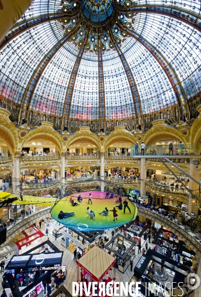 Trampoline et passerelle en verre sous la verriere des Galeries Lafayette