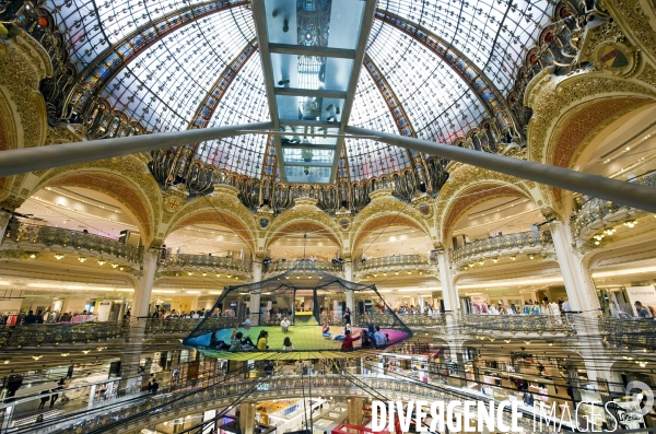 Trampoline et passerelle en verre sous la verriere des Galeries Lafayette