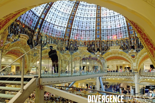 Trampoline et passerelle en verre sous la verriere des Galeries Lafayette