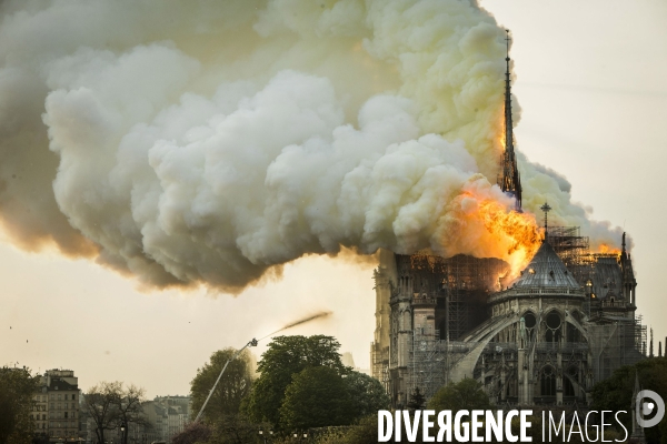 La cathédrale Notre-Dame en feu