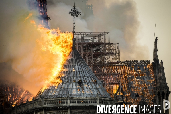 La cathédrale Notre-Dame en feu