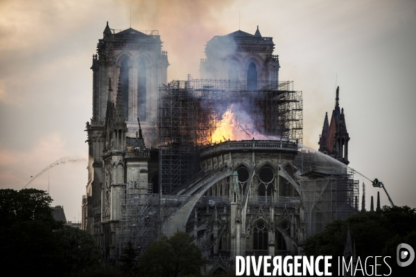 La cathédrale Notre-Dame en feu