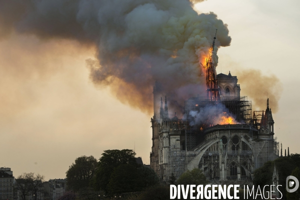 La cathédrale Notre-Dame en feu