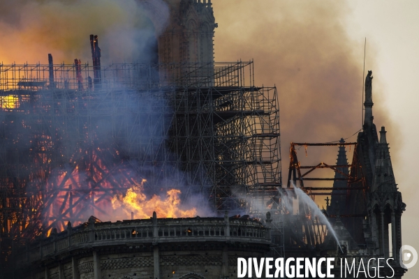 La cathédrale Notre-Dame en feu