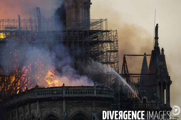 La cathédrale Notre-Dame en feu