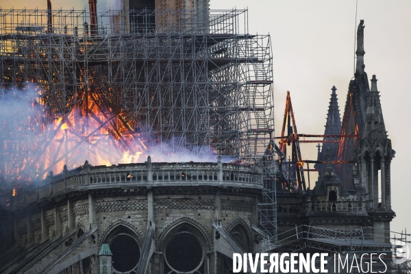 La cathédrale Notre-Dame en feu
