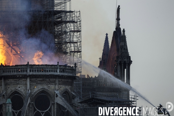 La cathédrale Notre-Dame en feu