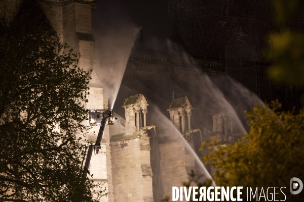 La cathédrale Notre-Dame en feu