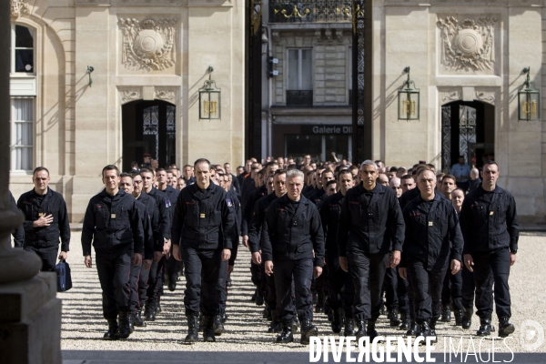 Les pompiers et policiers sauveurs de Notre-Dame de Paris conviés au Palais de l Elysée.